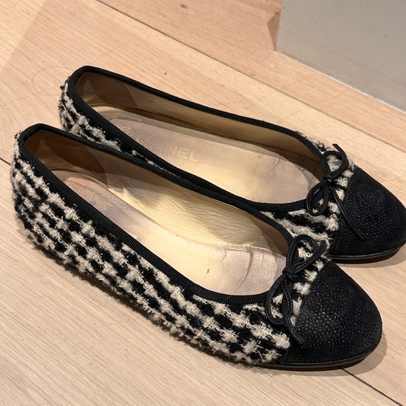 Good Condition Tweed Black and White Chanel Ballet Flats - Picture 1 of 7